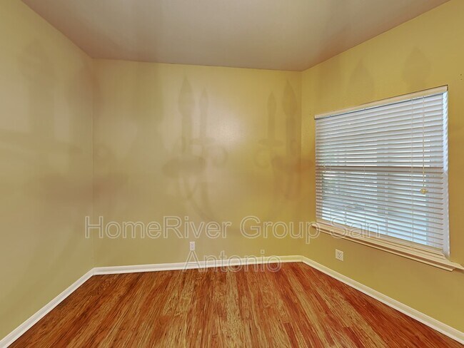 Foto del edificio - 8811 Hetherington Dr