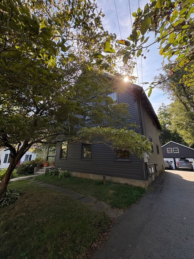 Foto del edificio - Cozy 3-Bedroom 1.5 -Bathroom Home with Fen...