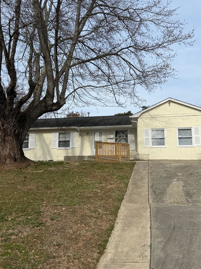 Building Photo - 4015 Woodleaf Rd