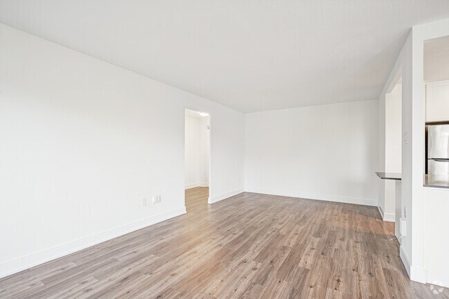 2 chambres, 1 salle de bain - Salon - 1330 Danforth Road