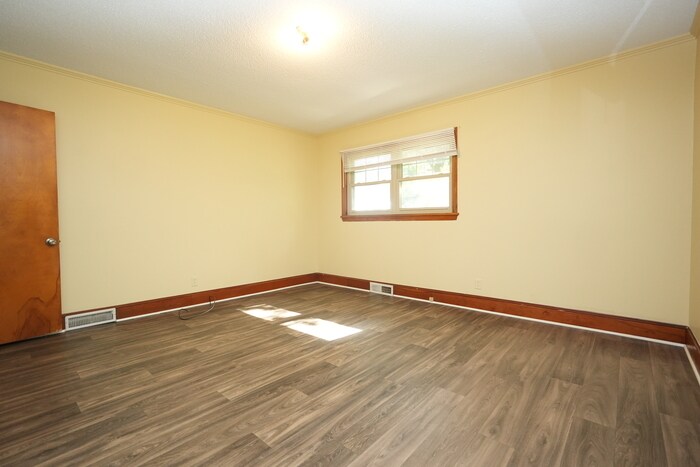 Foto principal - Spacious 4-bedroom, 2-bath home