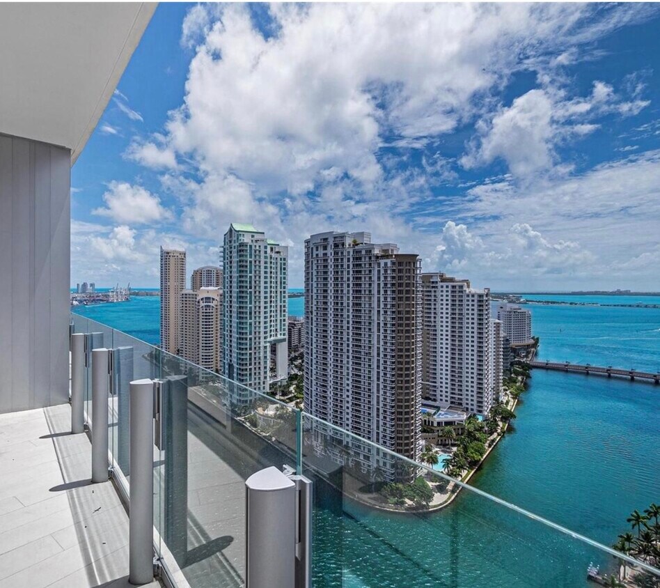 Primary Photo - 300 Biscayne Boulevard Way