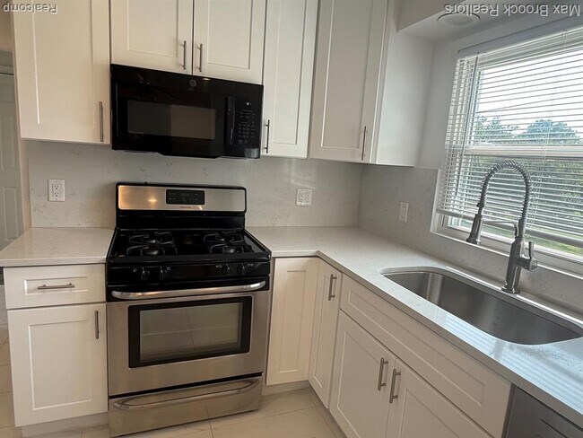 Building Photo - 4803 Thorntree Dr