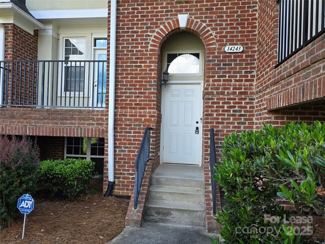 Building Photo - 14243 Richmond Park Ave