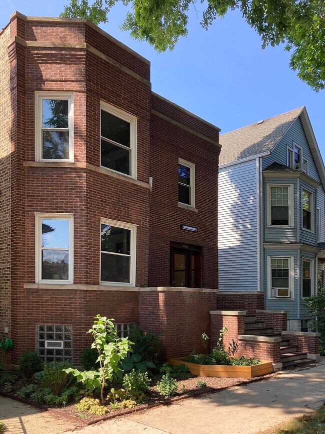 Building Photo - 3034 N Hamlin Ave