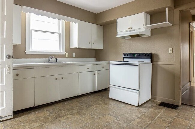 Cocina - 232 E 13th St