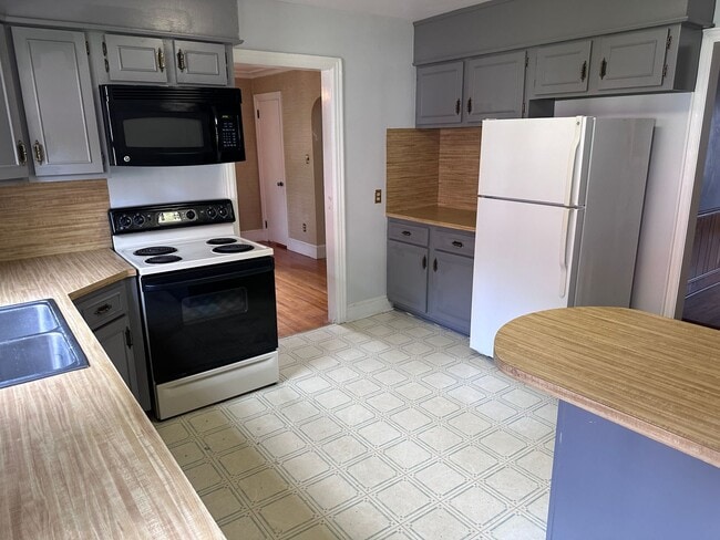 Building Photo - Charming Four Bedroom Brick  Home in Wesle...