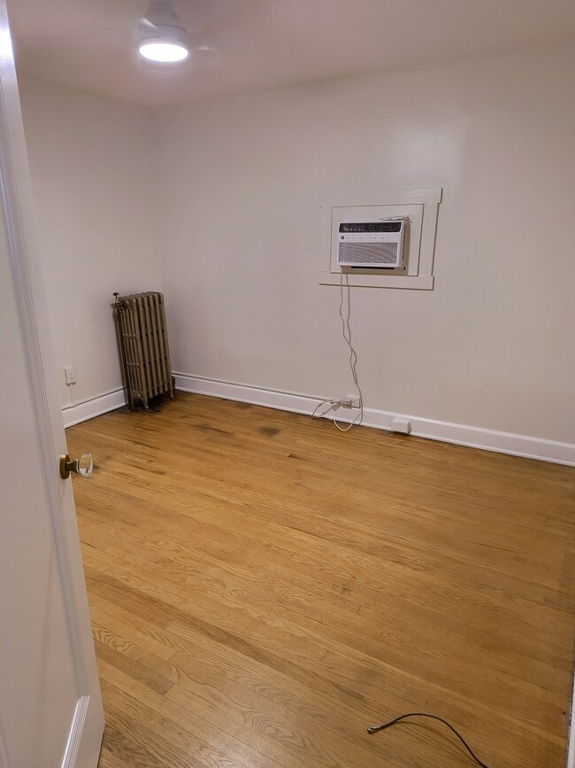 Bedroom - 140 W North St