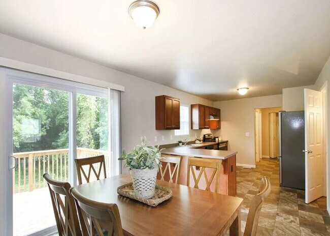 Building Photo - 4 Bedroom Available August 15th
