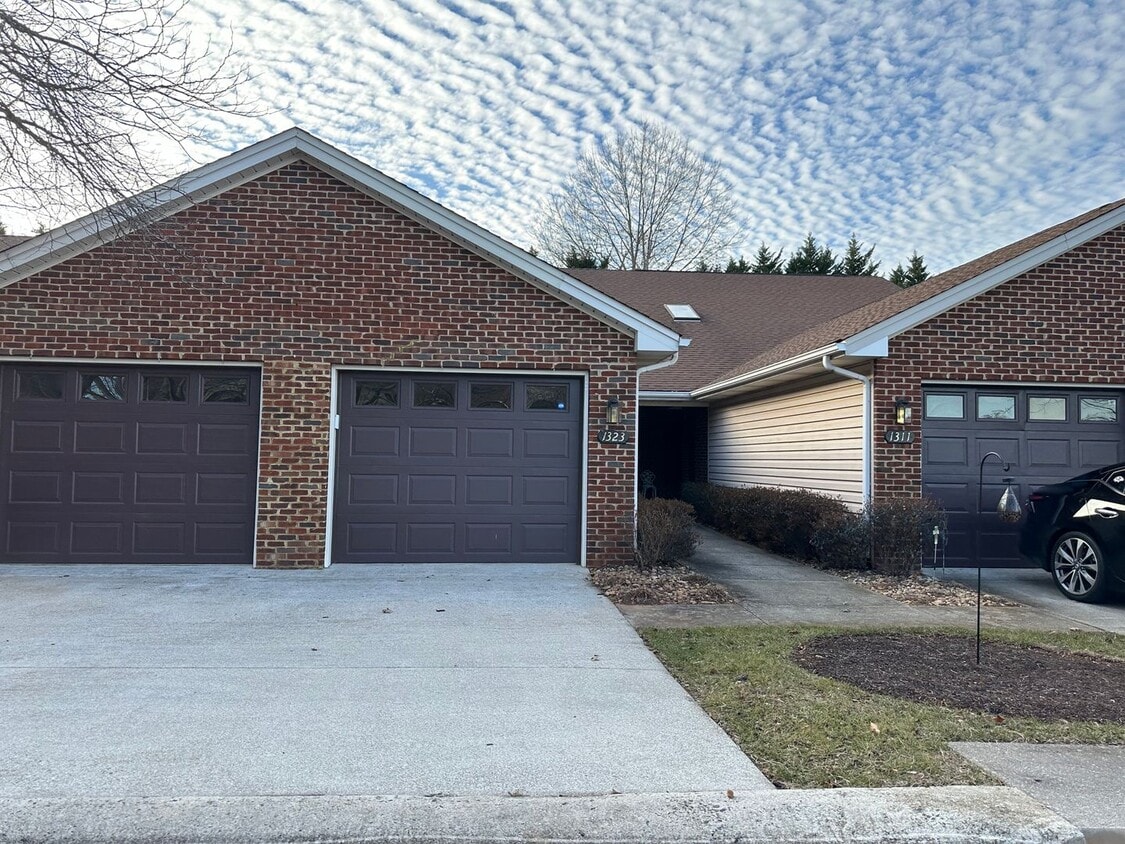 Primary Photo - One Level Townhome in Forest