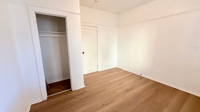 Foto del edificio - 3896-3896 Logan Ave