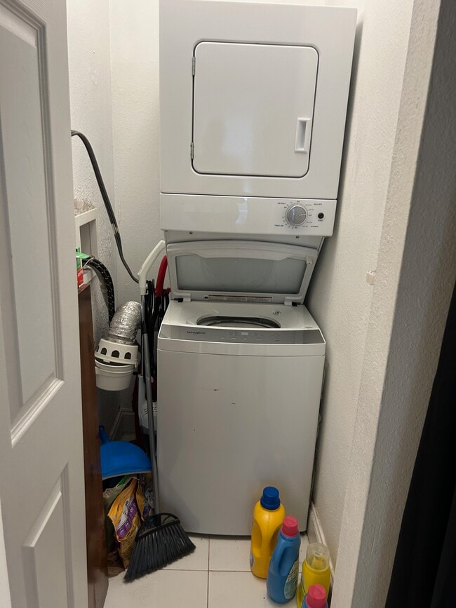 washer and dryer inside unit - 470 NW 20th St