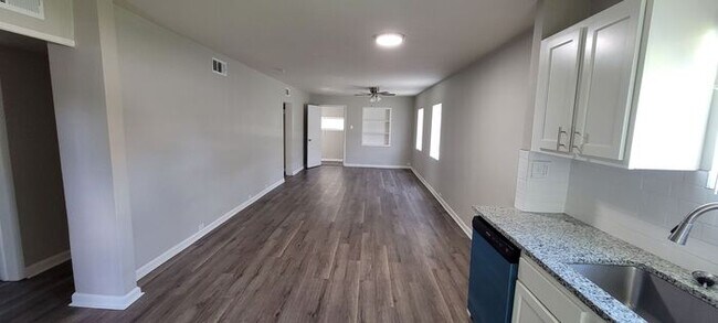 Foto del edificio - 4449 N Jackson Ave