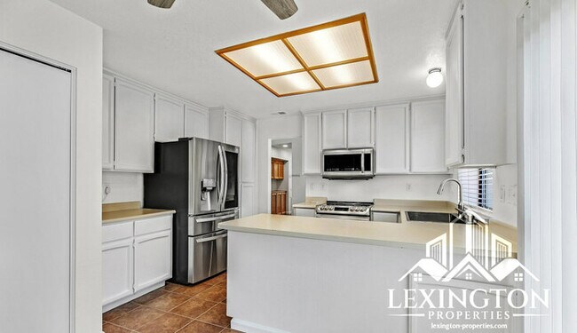Foto del edificio - Stunning, 3-Bedroom, 2-Bathroom Home in Antelope!