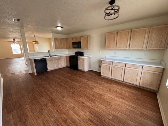 Foto del edificio - 1 Story Home in Crowlley with Community Pool