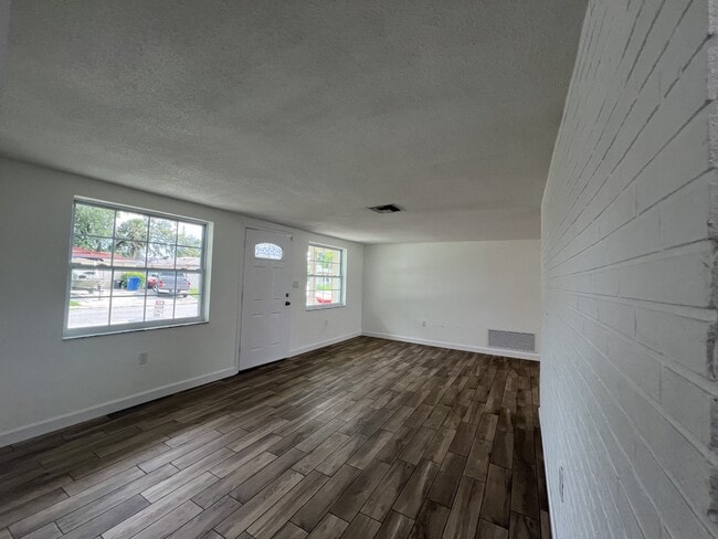 Foto del edificio - 7315 Brentwood Dr