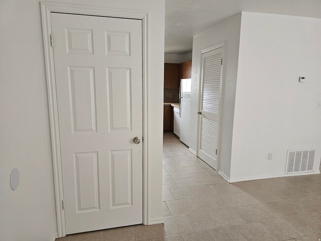 Building Photo - 215 N 400 W