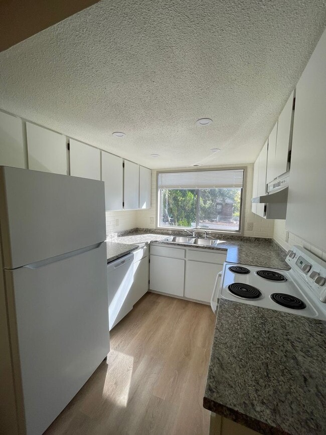 Building Photo - Renovated 3 bed 1.5 bath Duplex