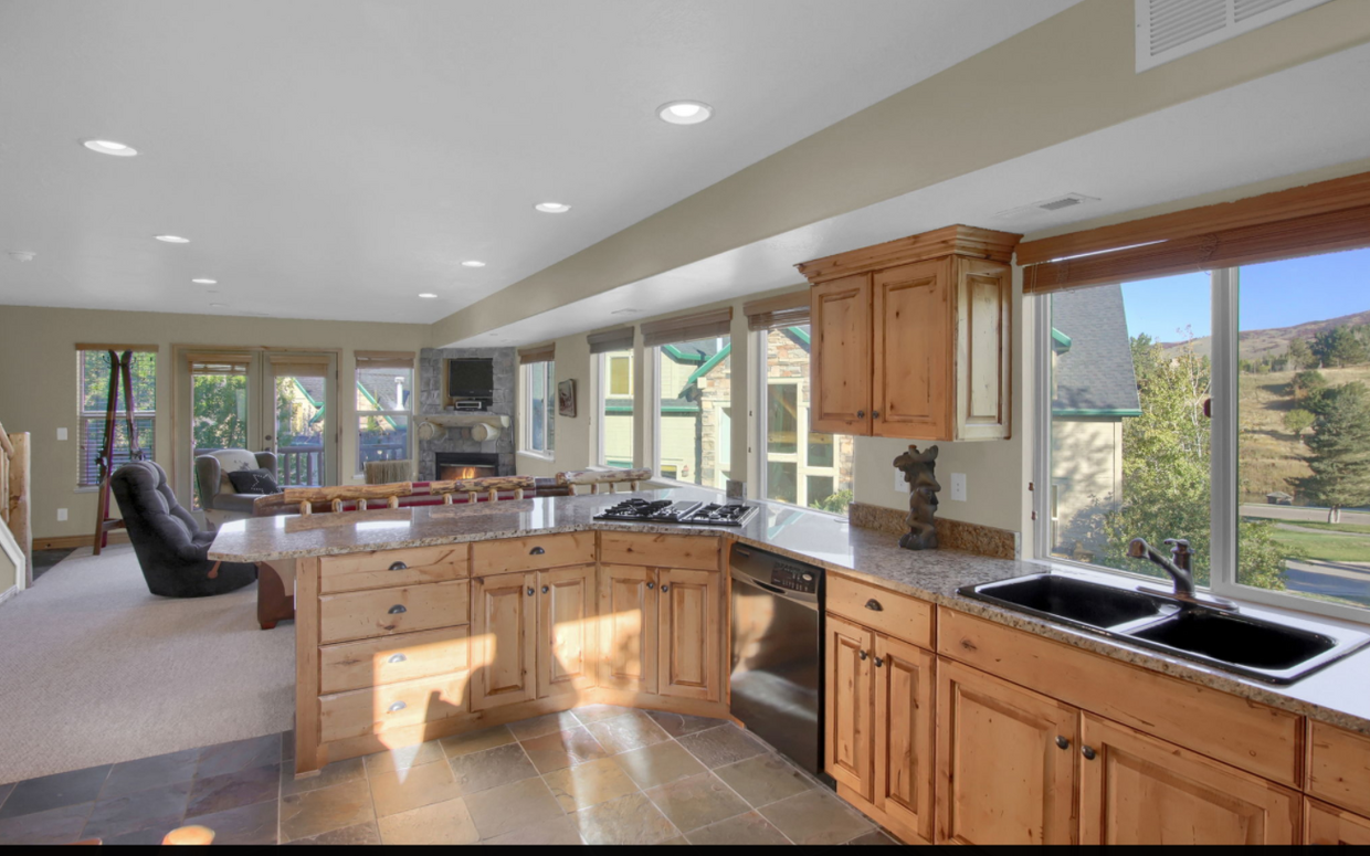 Wall of windows/end unit - 3521 N Moose Hollow Dr