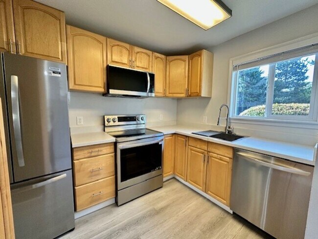Foto del edificio - Just Renovated!! 2 bedroom townhome  with ...