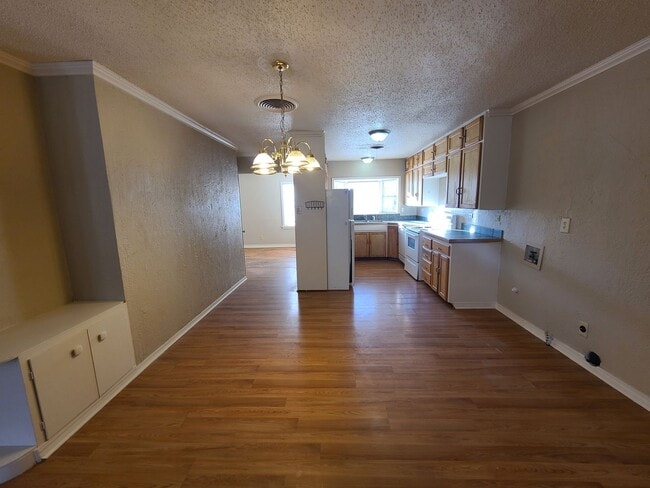 Building Photo - Great spacious 3 bedroom 2 bath in Wolflin!
