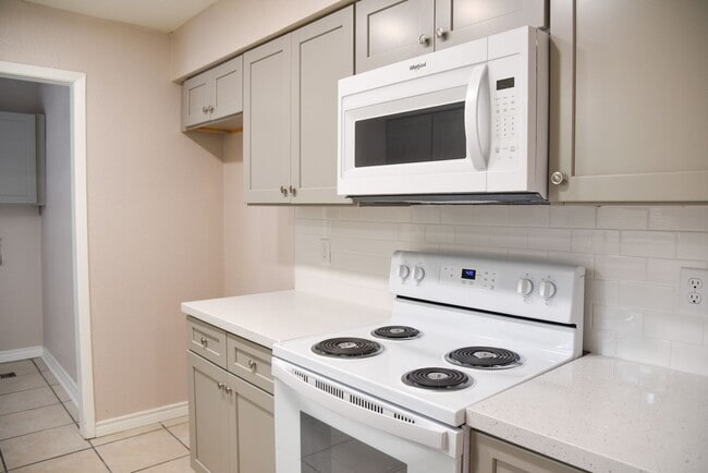 Building Photo - 305 Amherst Ct