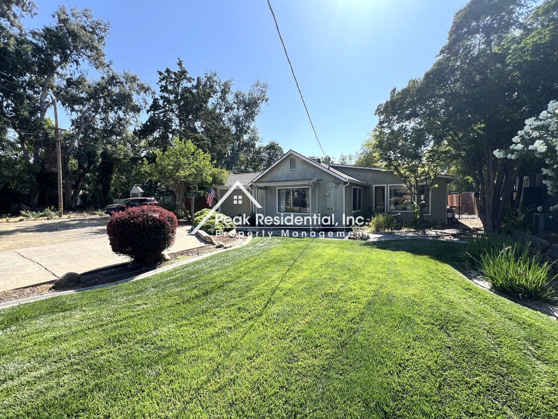 Foto principal - Charming Carmichael 2bd/1ba House with RV ...