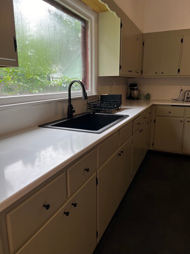 Building Photo - 1126 Jefferson St NE