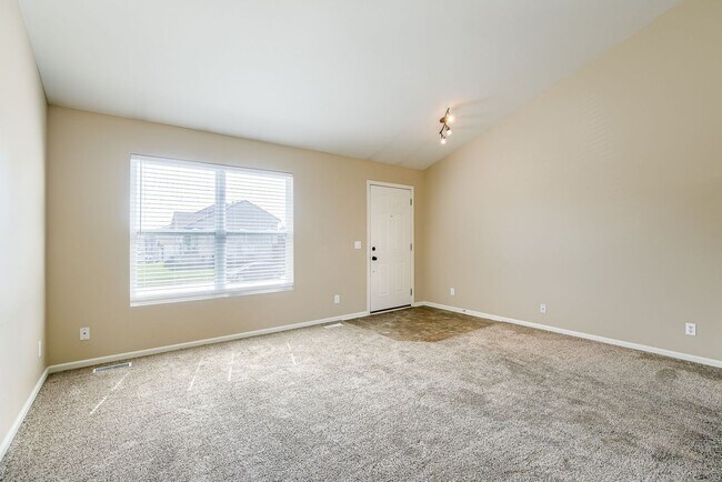 Foto del edificio - Charming Multi-Level ]Near Parks and Lakes!!