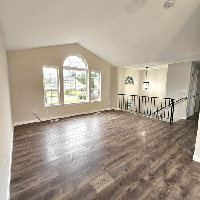 Building Photo - Spacious 4 bedroom home with large