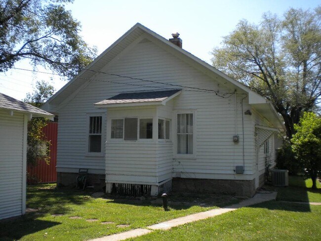 Building Photo - 1613 E Broadway