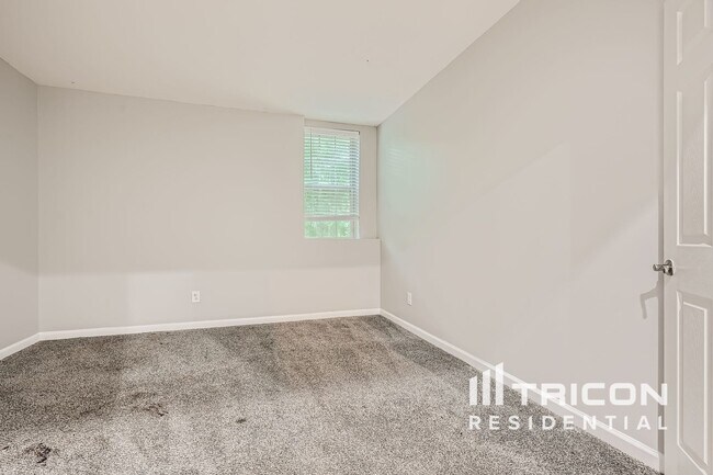 Building Photo - 150 Heathridge Dr