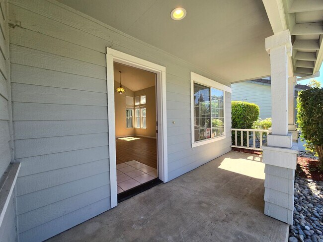 Building Photo - Air-Conditioned 4 Bed / 2.5 Bath Single Fa...