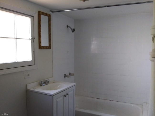 Building Photo - 2 br, 1 bath House - 31 Wharf Avenue