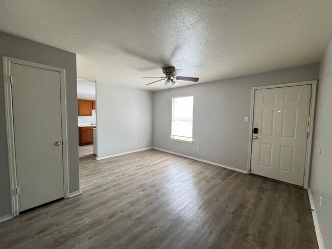Building Photo - 1605 Benttree Dr