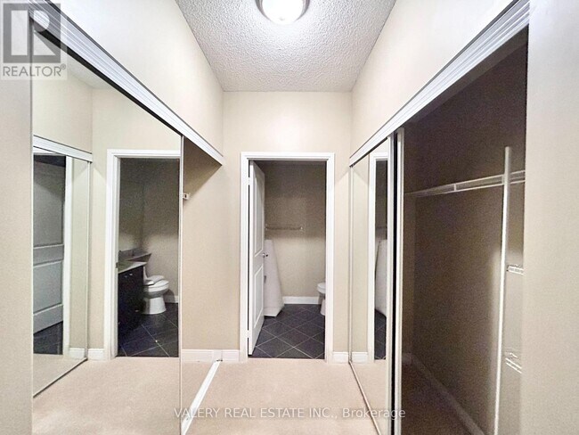 Photo du bâtiment - 50 Absolute Ave