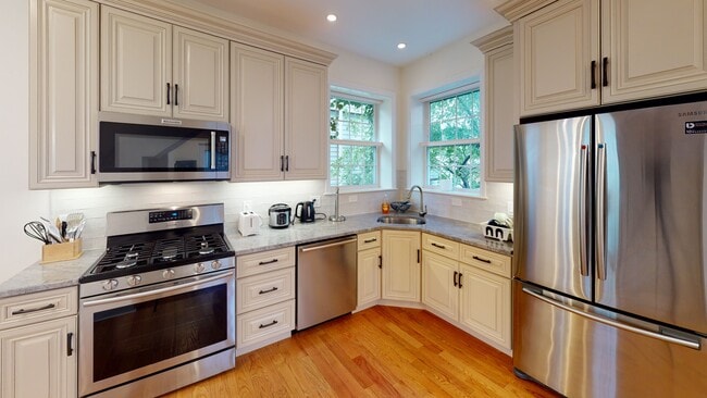beautifully updated kitchen - 9 Ashton Pl