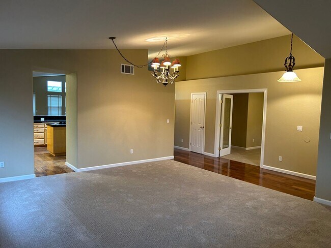 Building Photo - Beautiful Single Story 3 bedroom, 2.5 Bath...