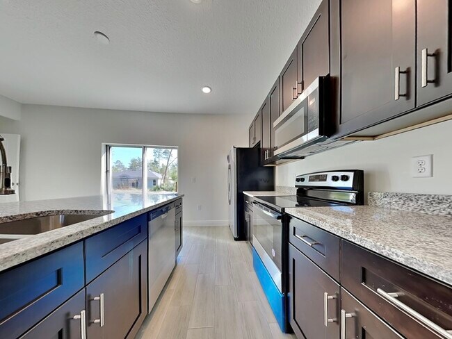 Building Photo - 209 Marion Oaks Manor