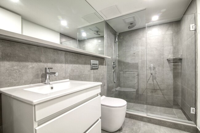 Building Photo - 3460 Rue Peel