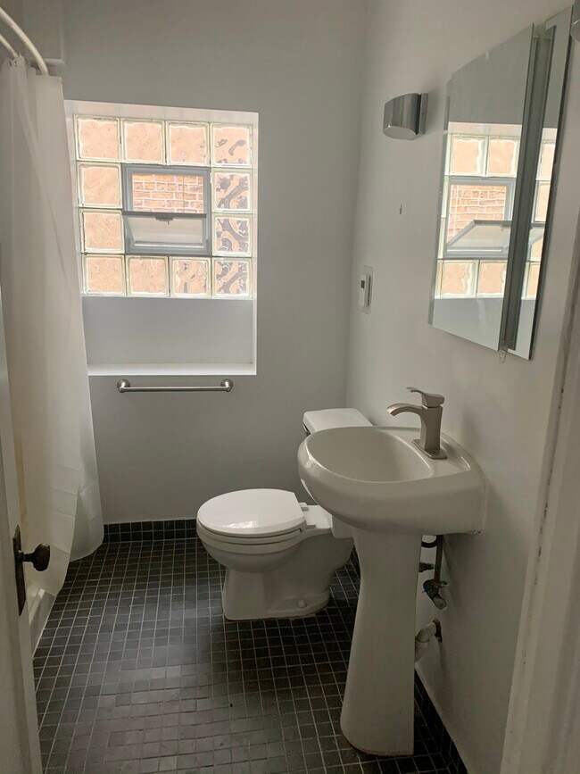 Bathroom - 6229 N Claremont Ave