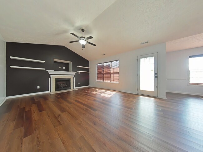 Foto del edificio - 5841 Blue Sky Ln