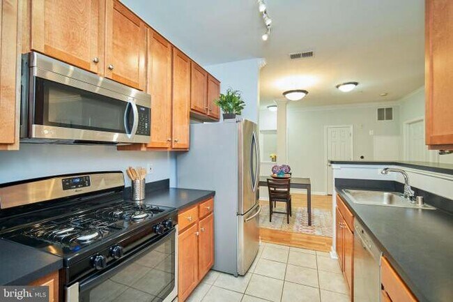 Foto del edificio - 4862 Eisenhower Ave