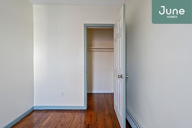Building Photo - ROOM ONLY in 3-bed/1.0-bath Home