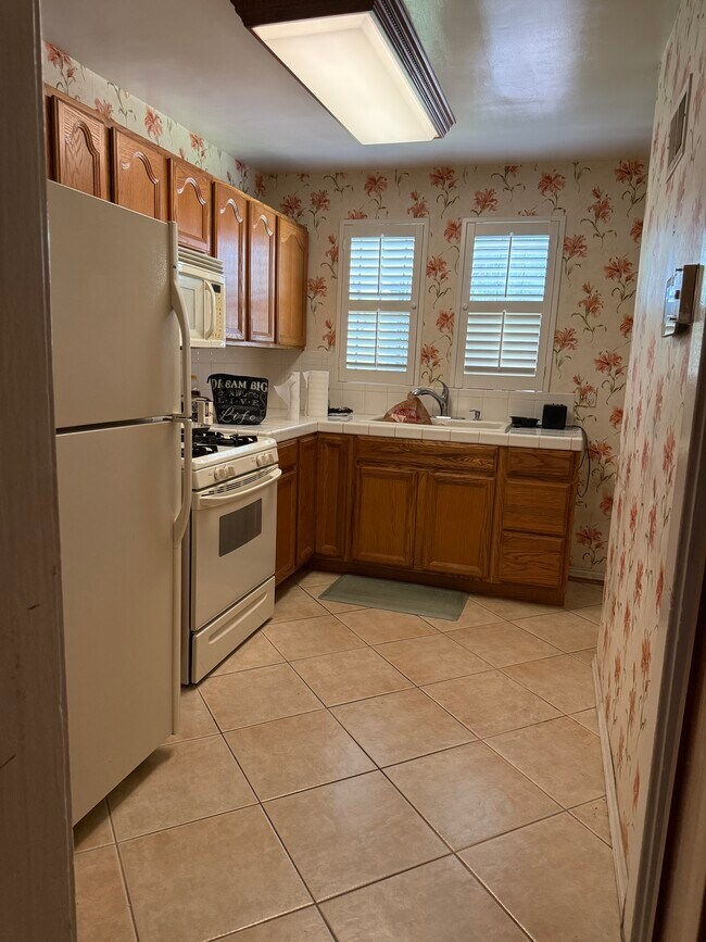 Building Photo - 812 W 55th St