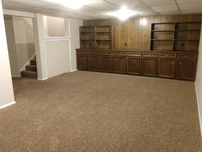 Basement Family room - 9168 E Nassau Ave