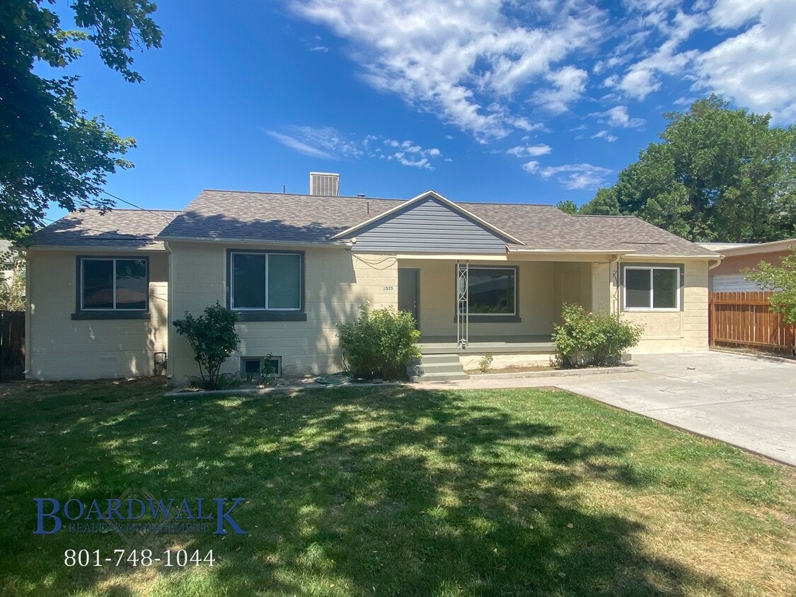 Primary Photo - Charming 3 Bed 2 Bath Home in Holladay wit...