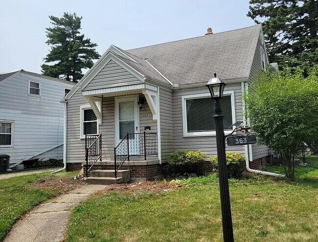 Foto del edificio - Beautiful Mid-Century home completely updated with two first-floor bedrooms, a spacious second-fl...