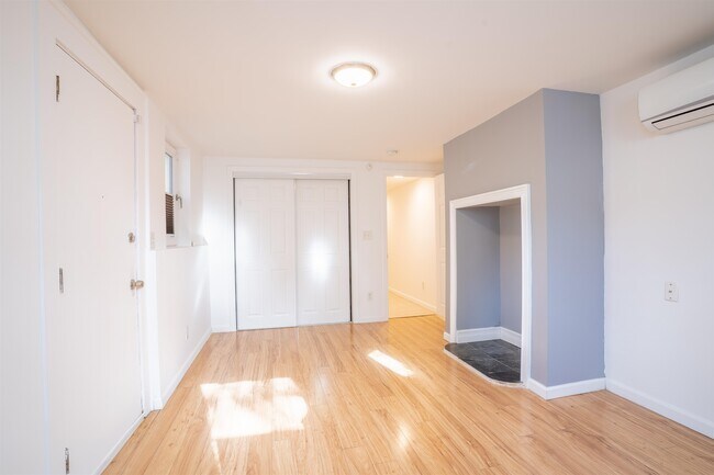 Foto del edificio - 13 Bentley Ave