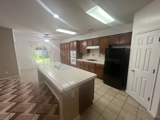 Building Photo - ***JUST REDUCED!!!*** Spacious 4 bedroom, ...